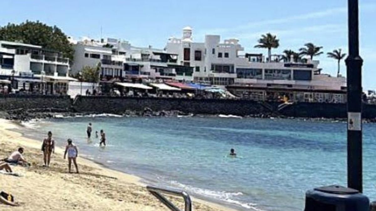 Abierta al baño la playa pequeña de Playa Blanca que fue cerrada por contaminación fecal