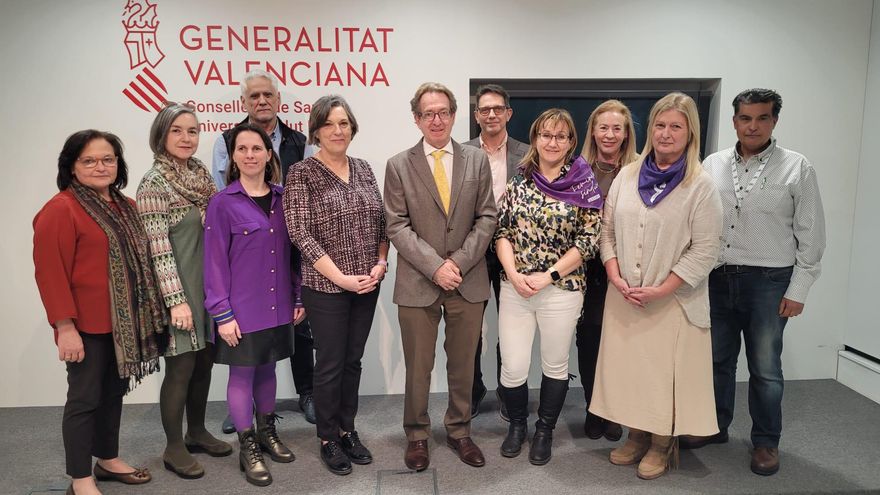 El conseller de Sanidad, Miguel Mínguez, junto a los miembros de la mesa sectorial.