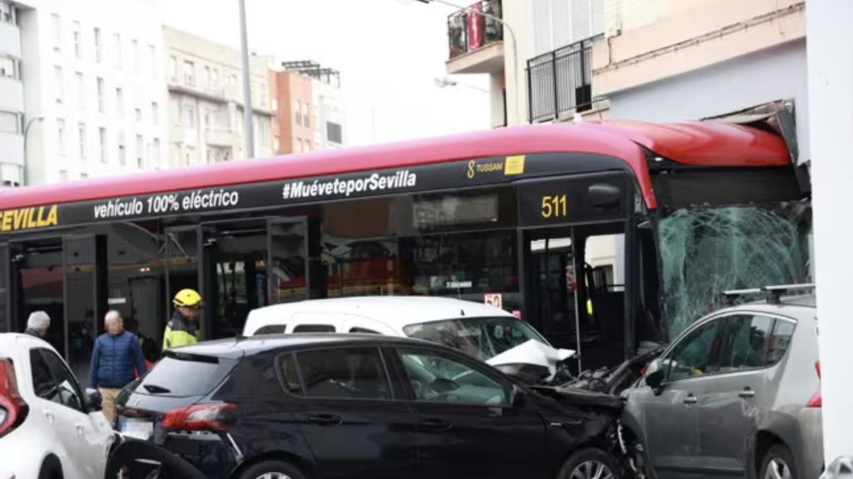 Varios heridos tras la colisión de un autobús con un camión en la avenida Luis Montoto
