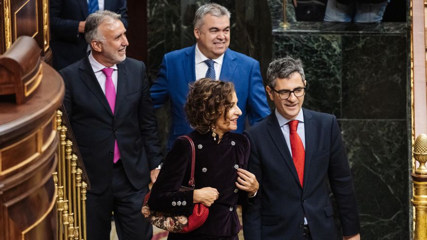 (I-D) El ministro de Política Territorial y Memoria Democrática, Ángel Víctor Torres; el secretario de Organización del Partido Socialista, Santos Cerdán; la vicepresidenta cuarta y 'número dos' del PSOE, María Jesús Montero, y el ministro de la Presidenc