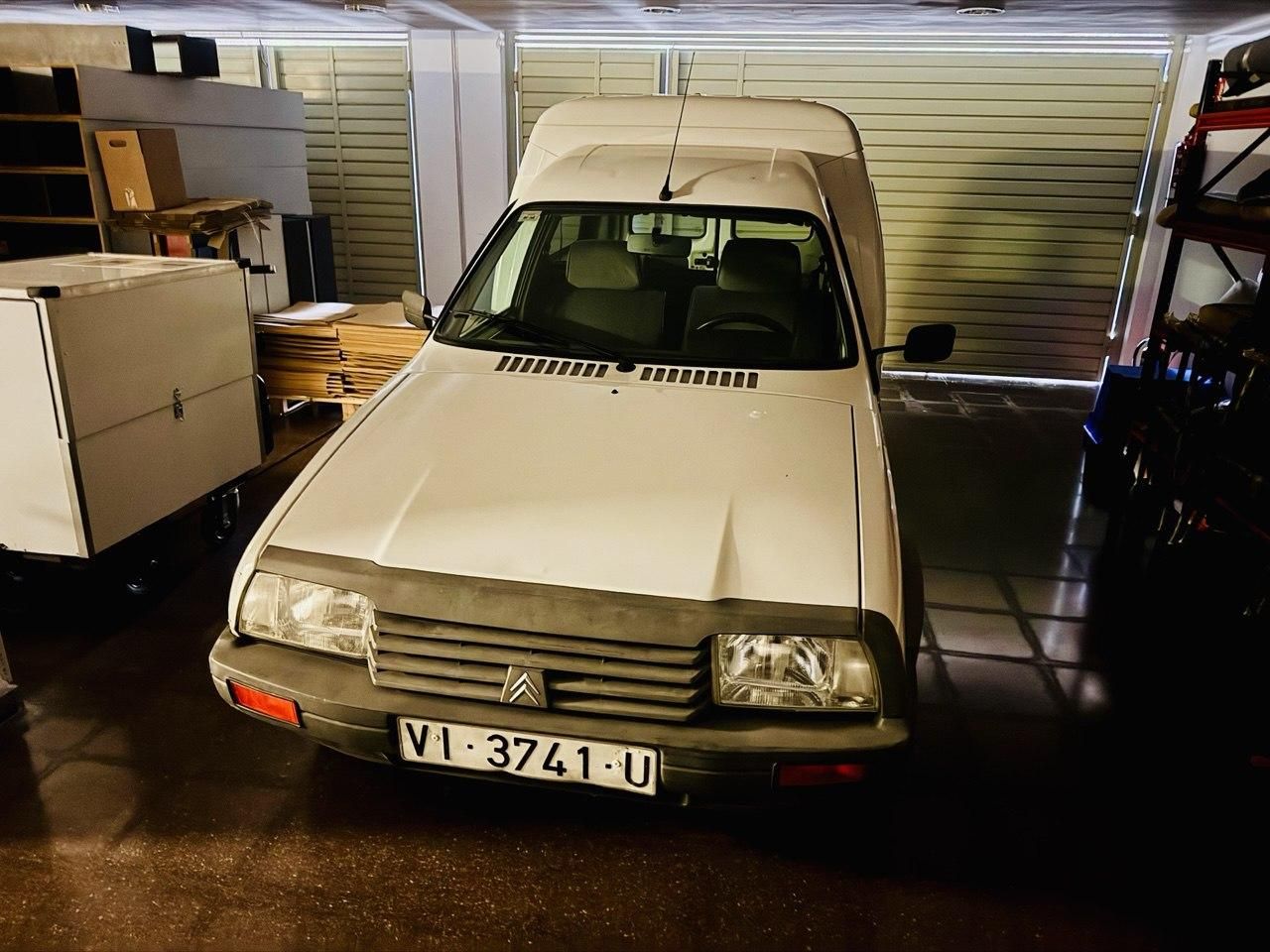 Furgoneta del archivo con la que se trasladan los materiales