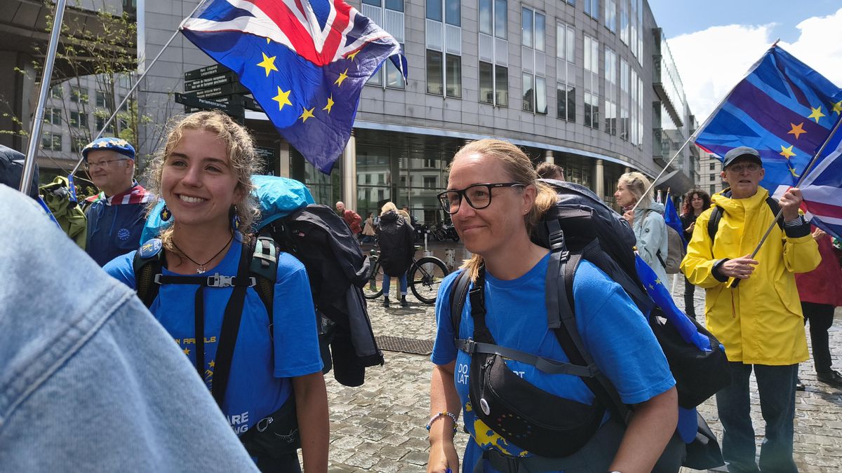 Caminantes de grupo a favor de la vuelta del Reino Unido a la UE en el Parlamento Europeo, en Bruselas, el 5 de junio.