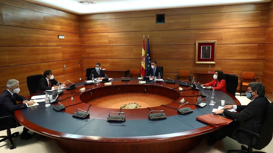 El presidente del Gobierno, Pedro Sánchez (c), preside la reunión.