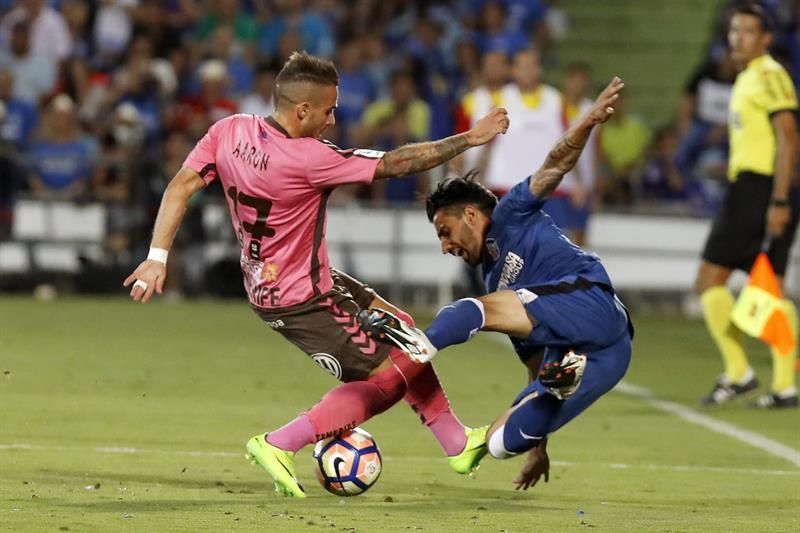 El centrocampista del Getafe Manuel Jesús Vázquez "Chuli" (d) pelea un balón con el centrocampista del Tenerife Aaron Ñíguez