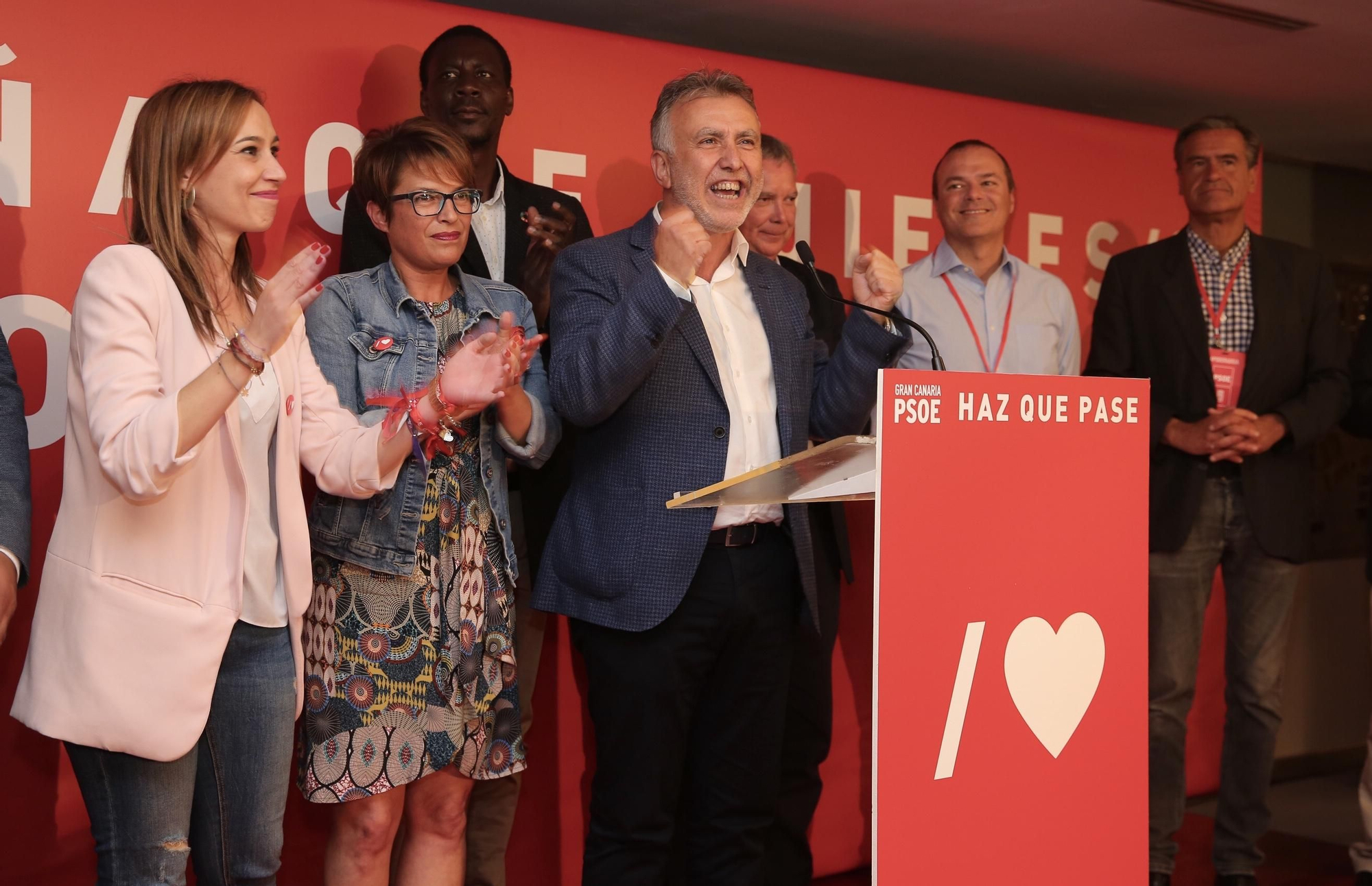 Ángel Víctor Torres y Elena Máñez dan sus discursos tras la victoria del PSOE. (Alejandro Ramos.