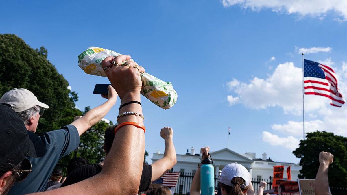 Una manifestante levanta un bocadillo en una protesta contra las medidas de control de Washington delante de la Casa Blanca, el 16 de agosto.