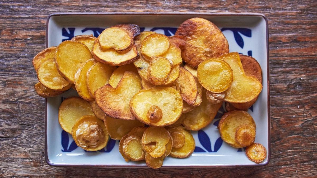 Procura darle un grosor medio a las patatas para que no se frían