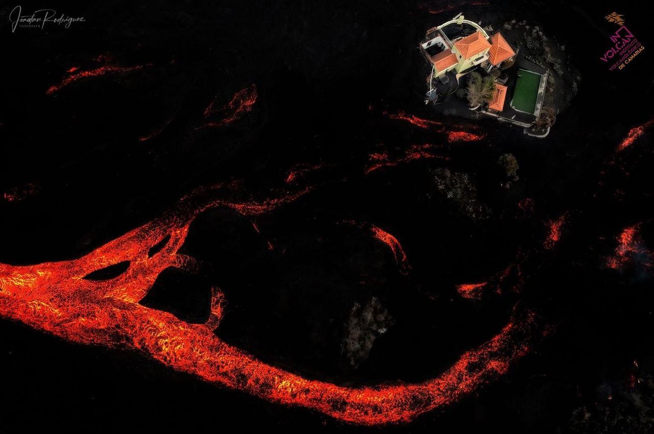 La lava rodea una casa en La Palma