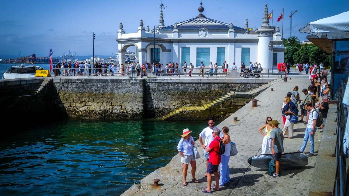 Cola de turistas para coger el barco camino a la playa del Puntal
