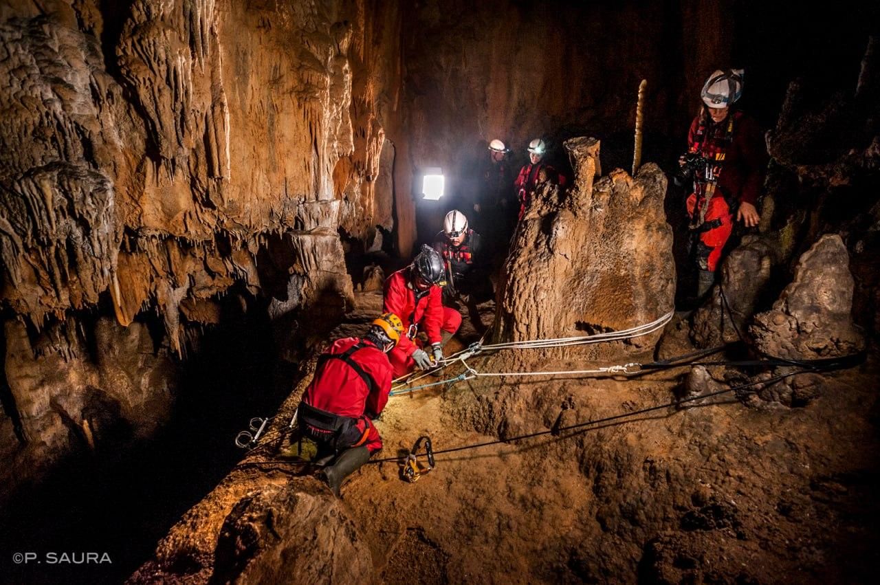 La última campaña de excavaciones arqueológicas desarrollada en el marco del proyecto Garma XXI ha concluido con el hallazgo en la cueva cántabra de dos nuevos depósitos funerarios de la época visigoda. P. SAURA