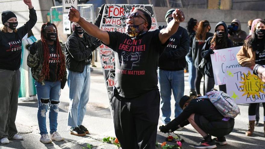 El vídeo de la muerte de George Floyd centra el juicio al expolicía acusado