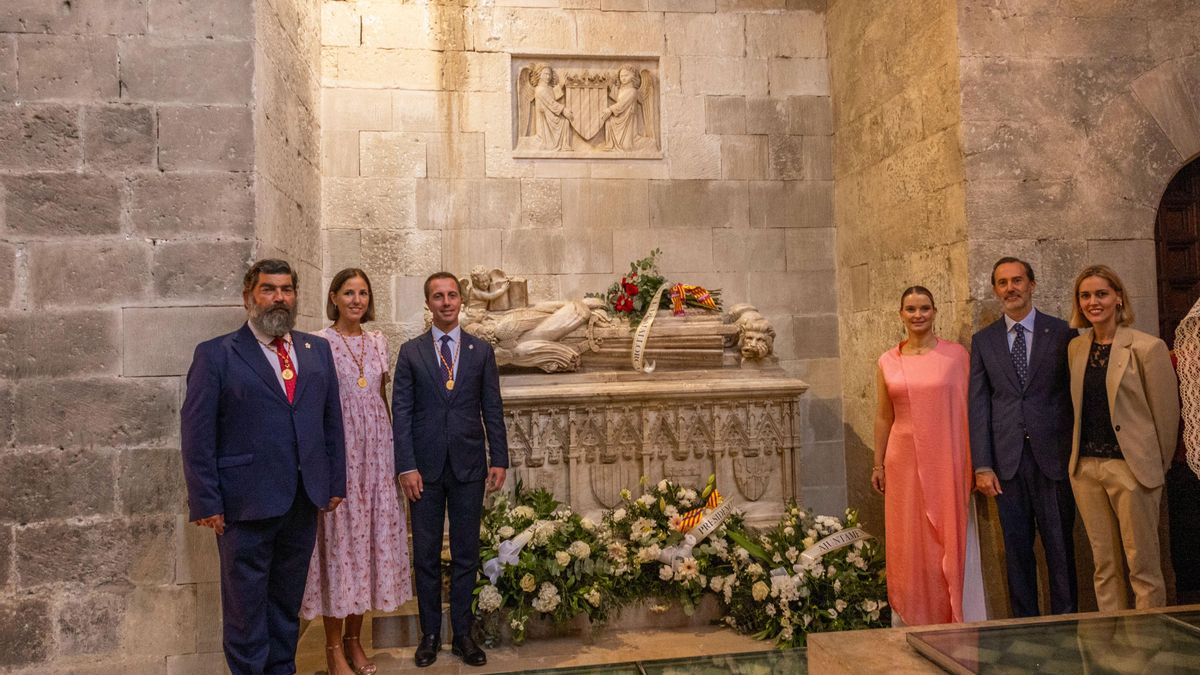 El presidente del Consell Insular, Llorenç Galmes (3i), y la presidenta balear, Marga Prohens (3d), entre otras autoridades participan en la ofrenda floral en la tumba del Rey Jaume II en la Catedral de Palma, con motivo de la Diada de Mallorca en 2024.