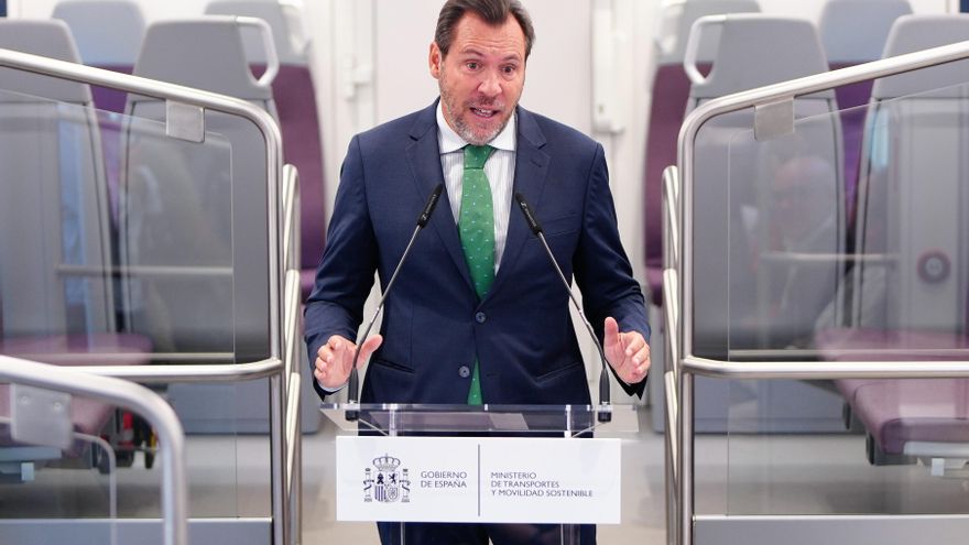 El ministro de Transportes y Movilidad Sostenible, Óscar Puente, ha presentado este lunes los nuevos trenes que se incorporan al servicio de Cercanías Madrid que, ha dicho, suponen "un gran acontecimiento" para la capital. EFE/ Borja Sánchez-Trillo