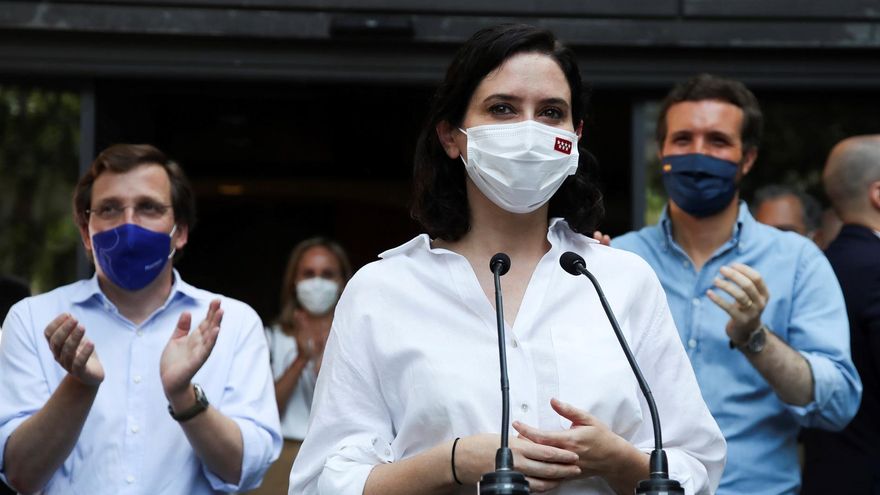 El presidente del PP Pablo Casado, el alcalde de Madrid, José Luis Martinez-Almeida, y la presidenta de la Comunidad de Madrid, Isabel Díaz Ayuso, participan este domingo en la concentración contra los indultos del "procés" en Madrid.