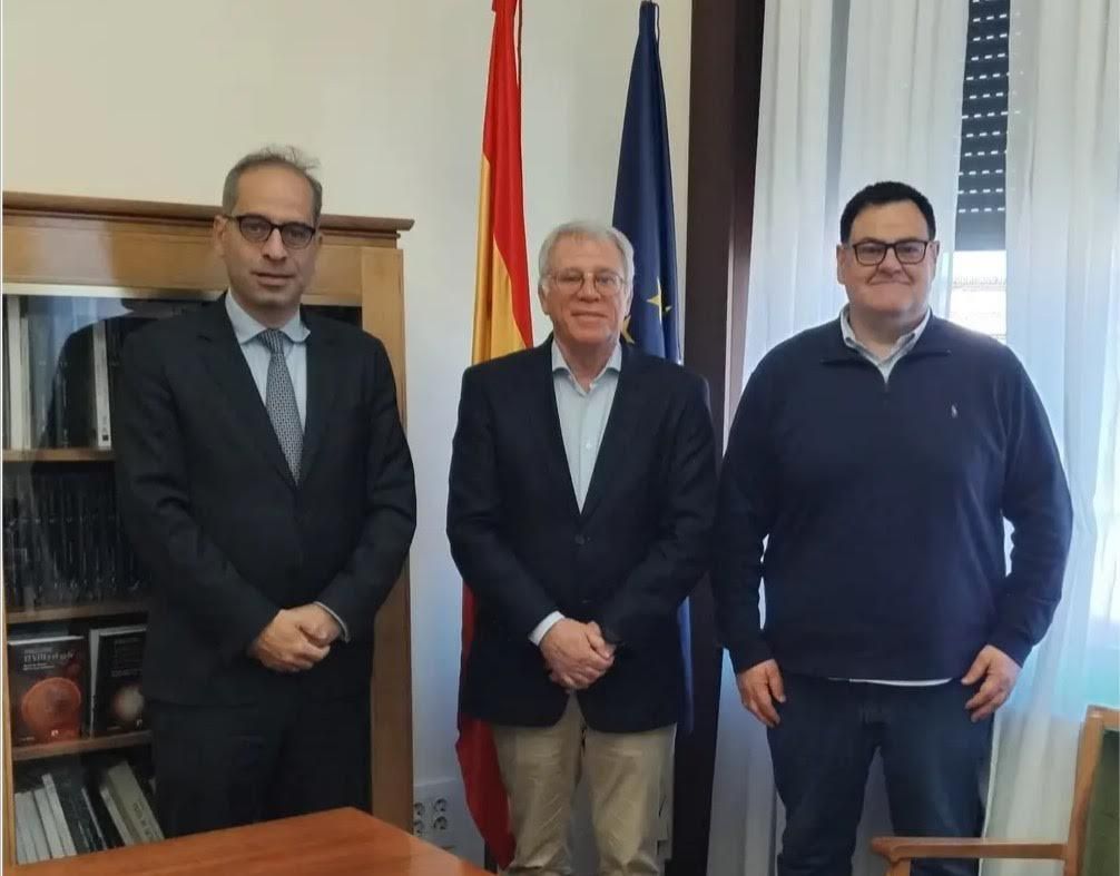 Héctor Izquierdo y Francisco Prada con el vicepresidente del Consejo Superior de Investigaciones Científicas (c). HÉCTOR IZQUIERDO