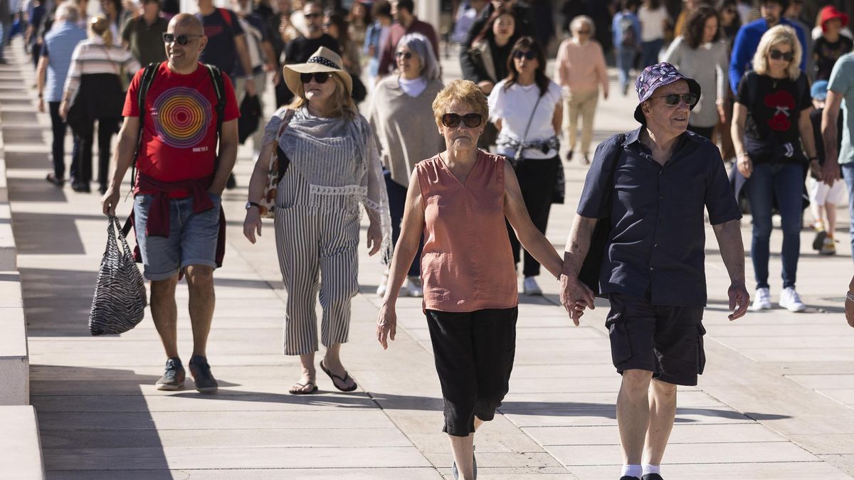 Varias personas pasean aprovechando el calor inusual para la época, en una foto de archivo