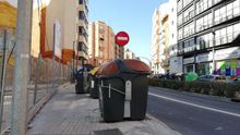 Uns quants contenidors damunt de la vorera obstaculitzen el pas dels vianants a València.