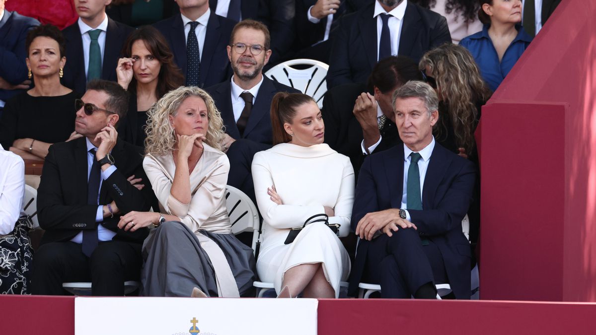 Montse Mínguez y su pareja, junto a Alberto Núñez Feijóo y Ester Muñoz, del PP, este lunes en el desfile del 12 de octubre
