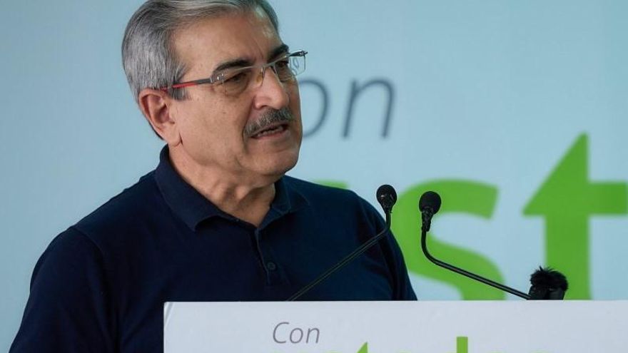 Román Rodríguez acusa a CC y PP de usar los desvíos presupuestarios en Sanidad como "cortina de humo" para no bajar el IGIC