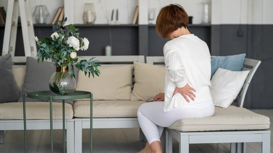 Sufro un dolor en la parte baja de la espalda y ganas frecuentes de orinar, ¿puede ser que tenga cálculos renales?