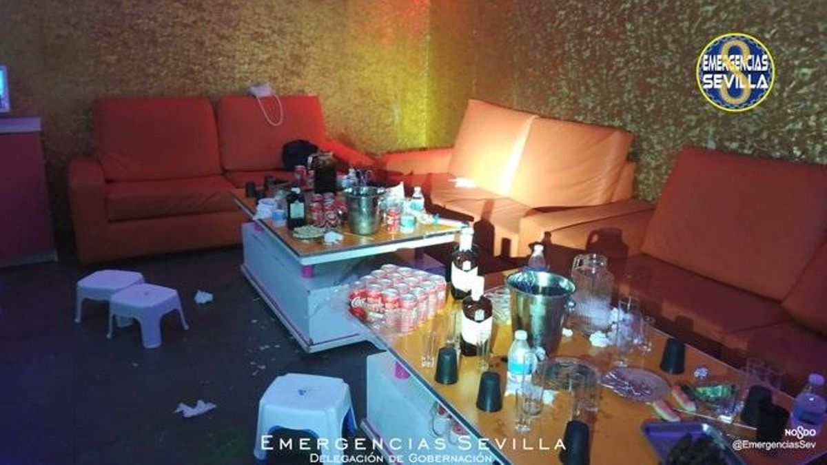 Una de las salas que estaba ocupada por un grupo en el interior del local.