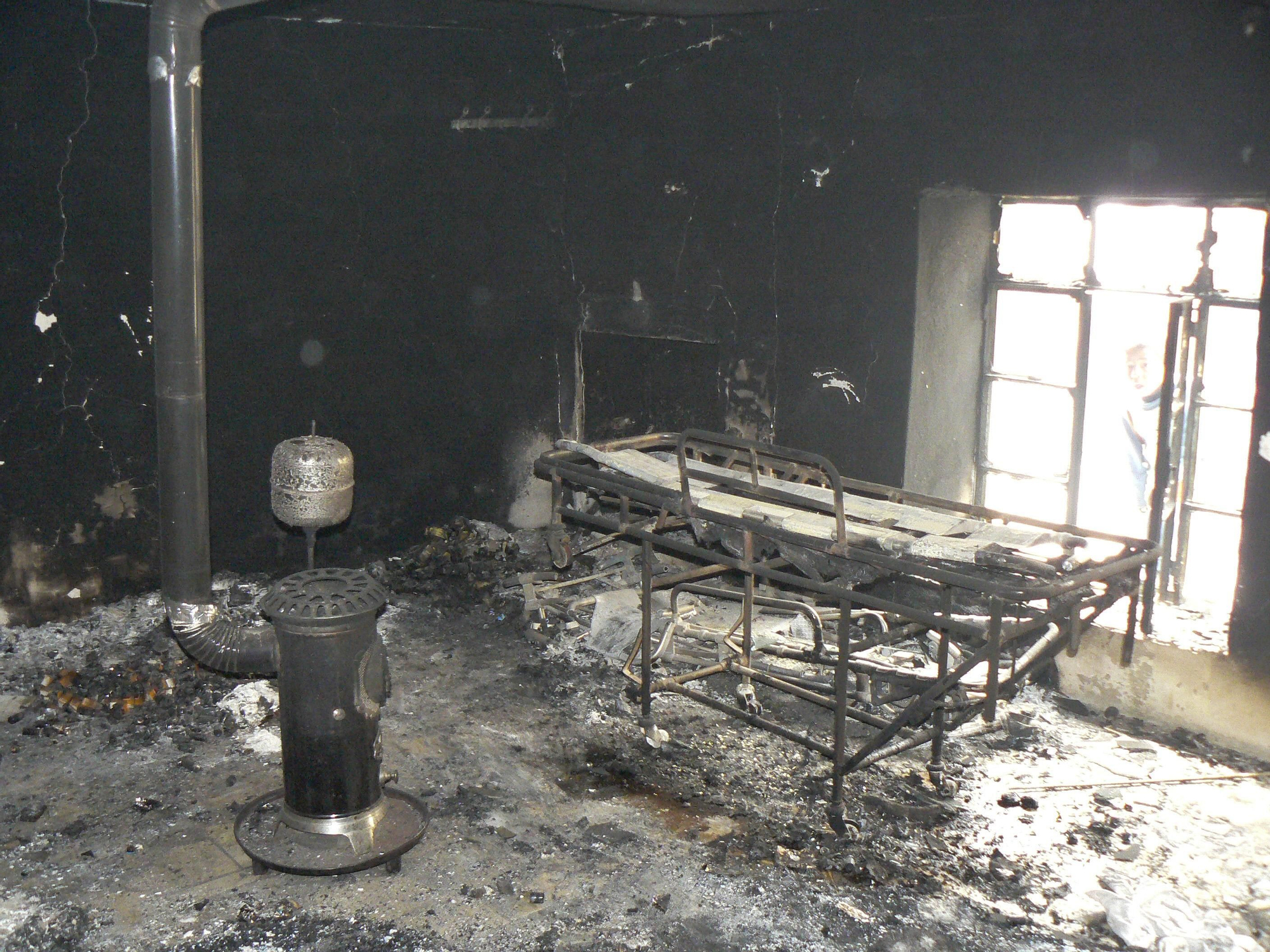 El personal médico en Siria se enfrenta a una difícil tarea: debe afrontar la inseguridad y adaptarse a una situación volátil. Los hospitales y centros de salud en ruinas son testigos de ello. Restos calcinados de una camilla en lo que fuera un centro médico improvisado en el norte de Siria.