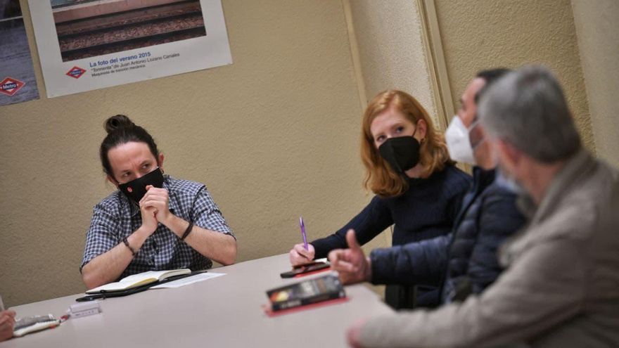 El candidato de Unidas Podemos, Pablo Iglesias, durante una reunión con los trabajadores del Metro de Madrid.