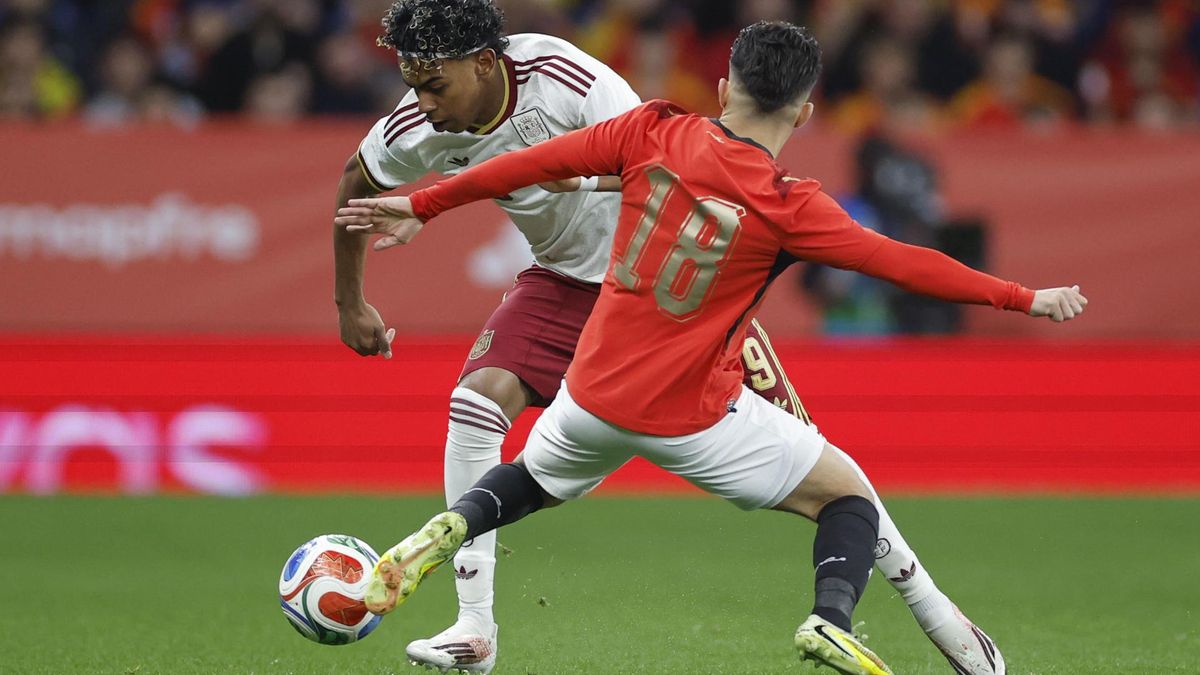 El delantero de la selección española, Lamine Yamal, regatea a un defensor de Egipto en el amistoso de la semana pasada.