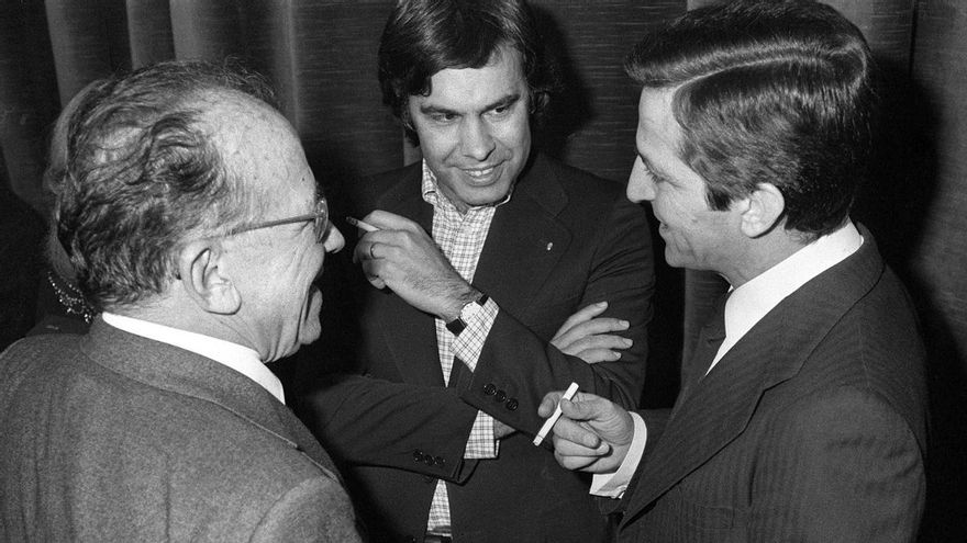 Felipe González, Adolfo Suárez y Santiago Carrillo, en la entrega de los premios del diario "Pueblo", el 14 de febrero de 1978, en Madrid.