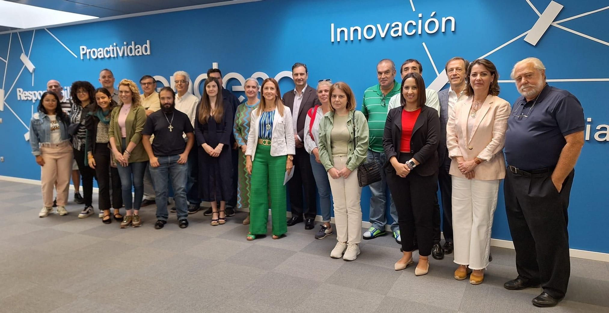 Participantes en el acto de la primera edición del proyecto 'Cambiando vidas' en Canarias, celebrado este miércoles en Tenerife.