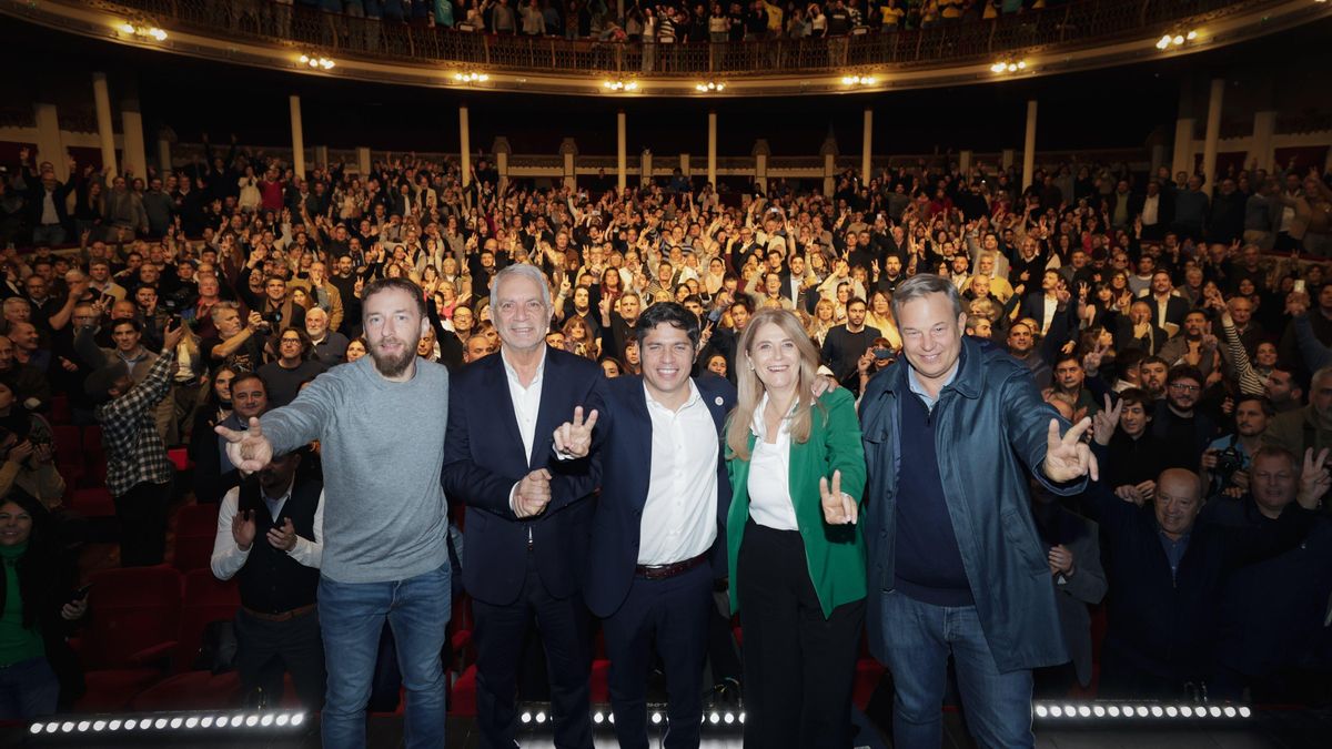 Axel Kicillof junto a Federico Otermin y Veronica Magario en el acto en La Plata que fue interrumpido por dos militantes de La Cámpora