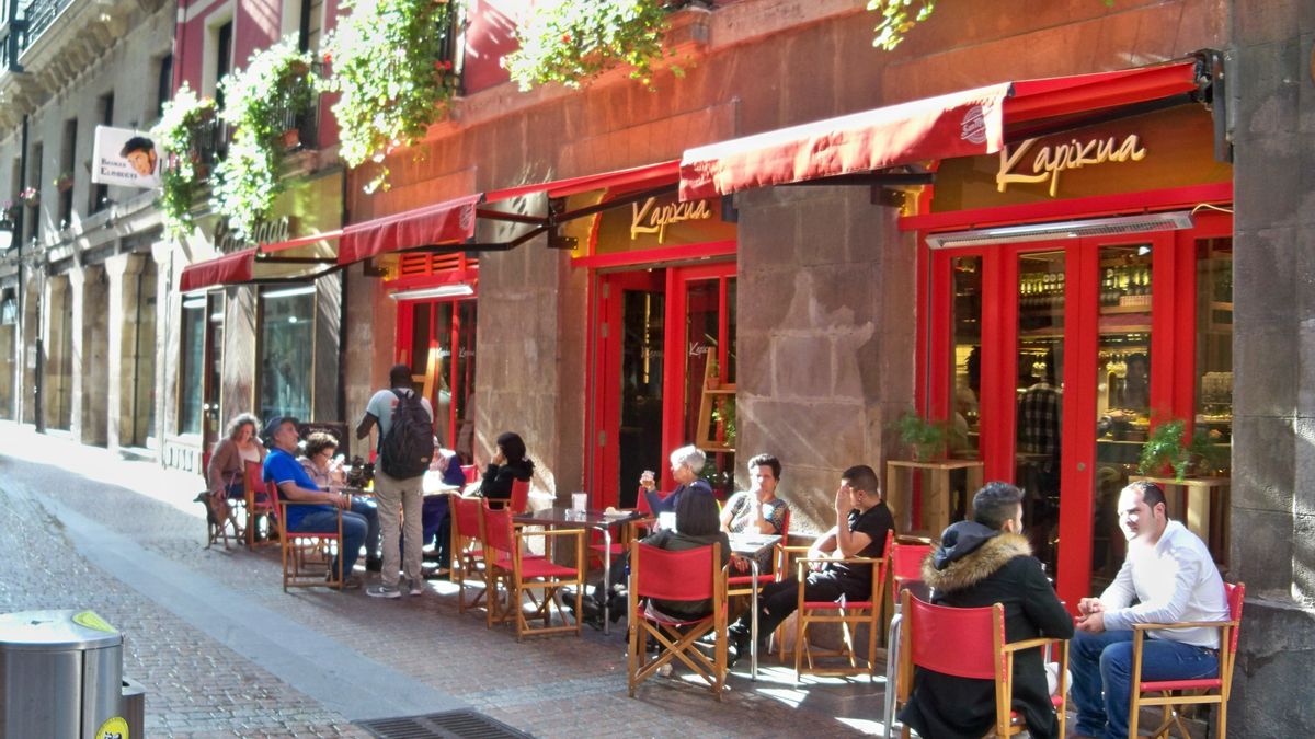 Terraza en un bar del Casco Viejo de Bilbao (archivo)