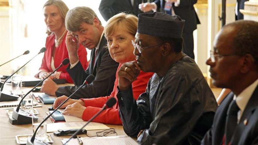 La canciller alemana, Angela Merkel (c), el presidente de Chad, Idriss Déby Itno (2d) y la alta representante de la Unión Europea (UE) para Asuntos Exteriores, Federica Mogherini, participan en la reunión entre líderes europeos y africanos en el Palacio del Elíseo de París (Francia).