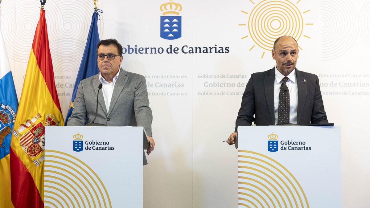El viceconsejero de la Presidencia, Alfonso Cabello, (derecha) y el consejero de Política Territorial, Cohesión Territorial y Aguas, Manuel Miranda, (izquierda) durante la rueda de prensa para dar cuenta de los acuerdos del Consejo de Gobierno de Canarias.