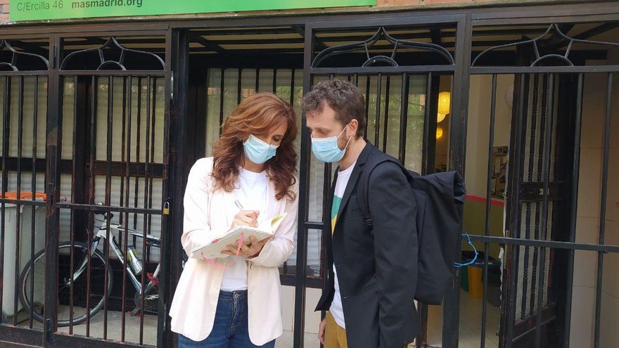 Mónica García y uno de los asesores que la acompañan en la campaña, Pablo Padilla, repasando argumentario en la puerta de la sede.
