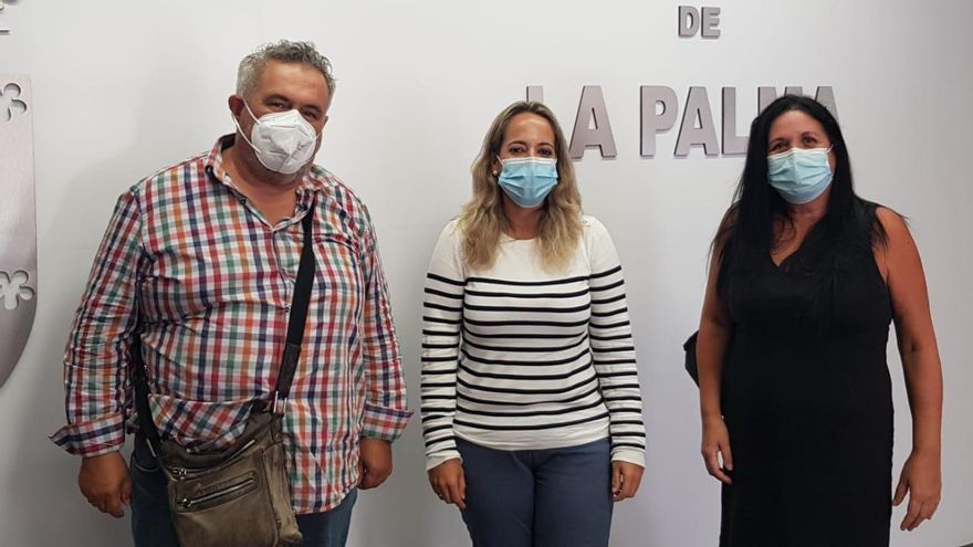 Susana Machín (c), consejera de Educación, del Cabildo de La Palma, concon la presidenta de la Federación de Asociación de Padres y Madres de Alumnos de La Palma (FAPA La Palma), Lourdes López Rodríguez, y el secretario de esta entidad, Vicente Brito Rodríguez, p
