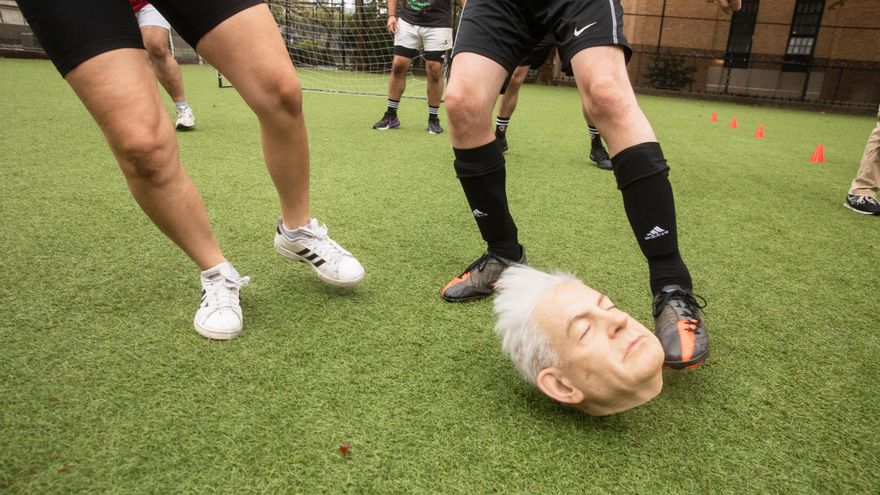 Palestinos e israelíes juegan al fútbol con la cabeza de Netanyahu frente a la sede de la ONU en Nueva York en una acción artística