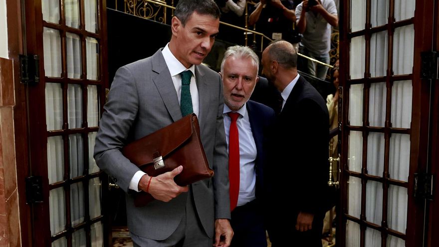 El presidente del Gobierno, Pedro Sánchez, junto a ministro de Política Territorial y Memoria Democrática, Ángel Víctor Torres.