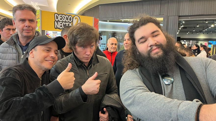 Tras dos meses sin aparecer en la campaña, y a días de las PASO, El Dipy caminó por La Matanza con Milei