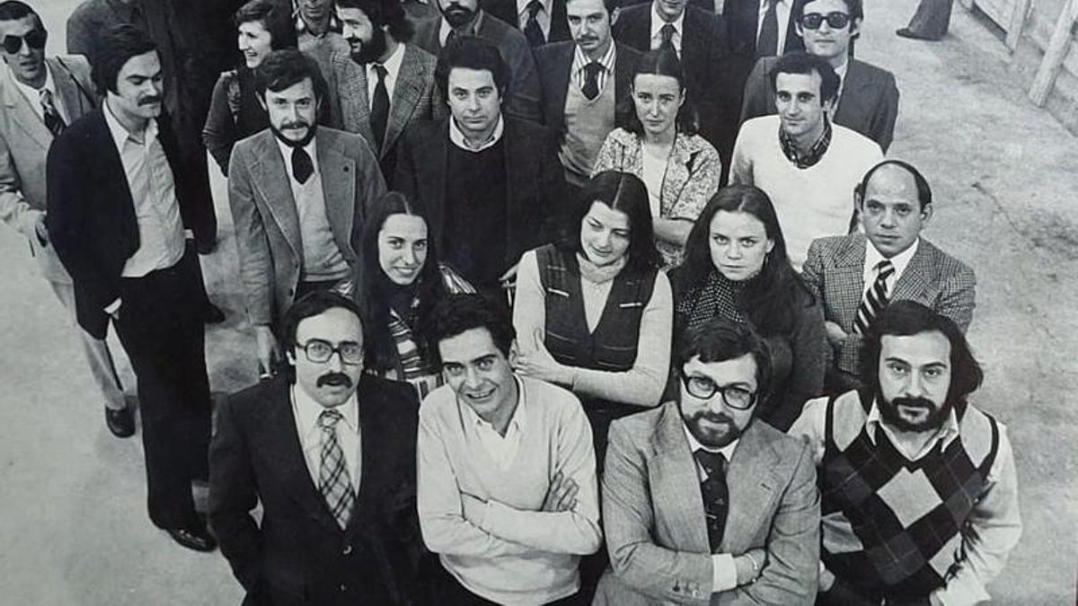 Ángel Luis de la Calle (segundo por la derecha en primera fila) junto a, de izquierda a derecha, Bonifacio de la Cuadra, Augusto Delkáder y Alfredo Relaño, el día en que se publicó el primer número de 'El País'. 