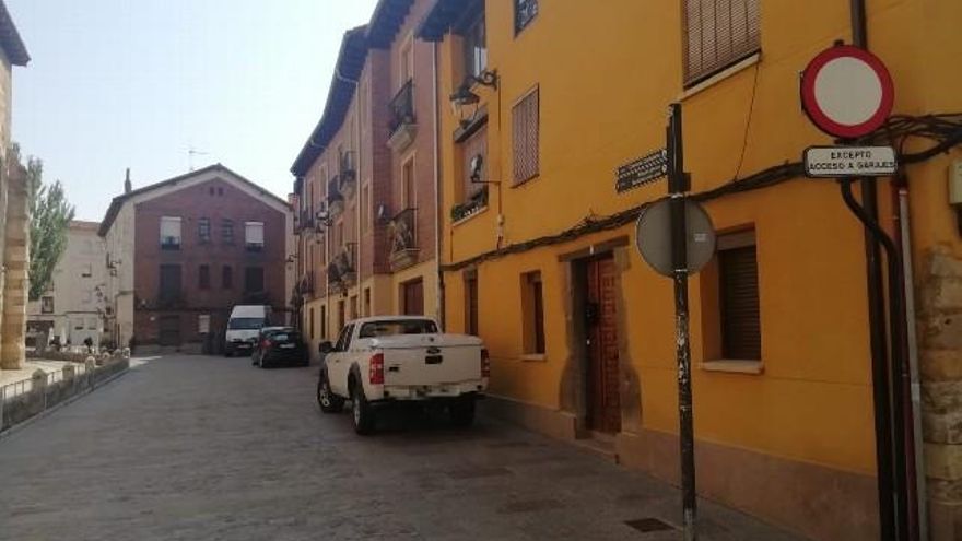 La señal al principio de la calle lo deja bien claro.