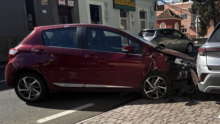 Un coche colisiona contra otro estacionado en la GC-15, a la altura del Hotel Escuela Santa Brígida