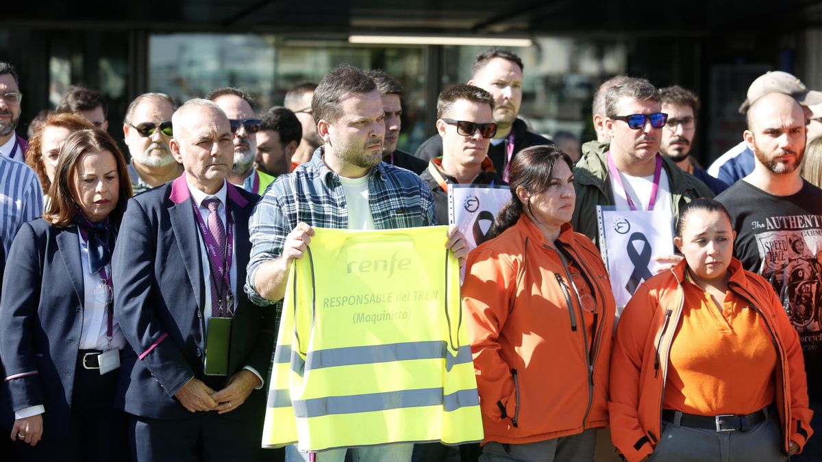 Concentración en silencio de los trabajadores de la estación de Cordoba