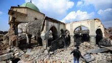 Un hombre inspecciona las ruinas de la Gran mezquita de al Nuri en la Ciudad Vieja, en el oeste de Mosul (Irak).