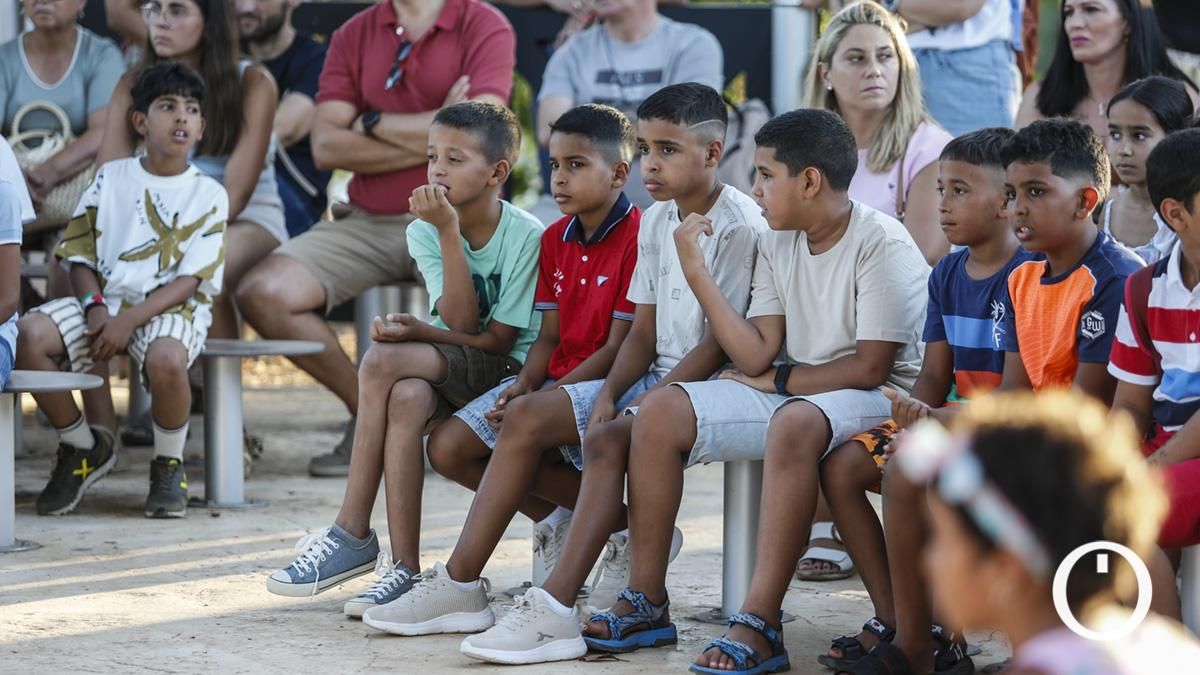 Niños saharauis del programa 'Vacaciones en paz' visitan la Ciudad de los Niños.