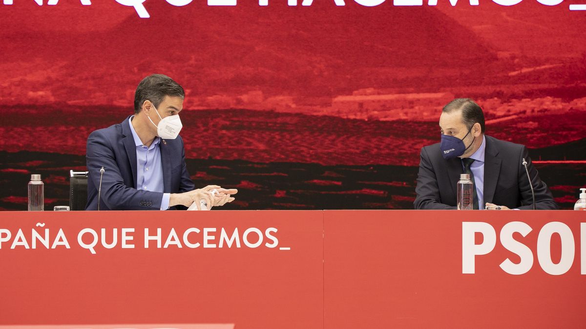 El presidente del Gobierno, Pedro Sánchez (i) y el ministro de Transportes, Movilidad y Agenda Urbana, José Luis Ábalos (d) durante la Comisión Ejecutiva Federal del PSOE, a 6 de mayo de 2021, en Madrid (España).  La Comisión Ejecutiva Federal del PSOE, q