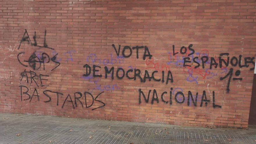 Una pintada a favor de Democracia Nacional en un bloque de Las Moreras.