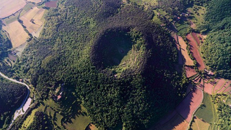 La comarca catalana que creció sobre volcanes y hoy tiene uno de los paisajes más singulares de la Península