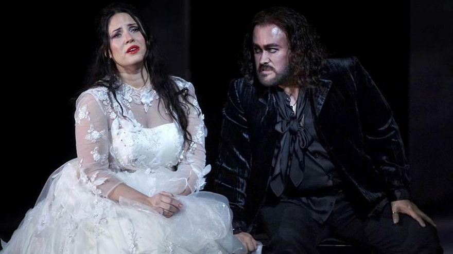 El tenor mexicano Javier Camarena (d), junto a la soprano Sonya Yoncheva, durante el ensayo de ayer en el papel "más complicado" que le ha tocado en su trayectoria, el de Gualtiero, uno de los protagonistas de la ópera "El pirata" de Bellini, que se estrena esta noche en el Teatro Real.