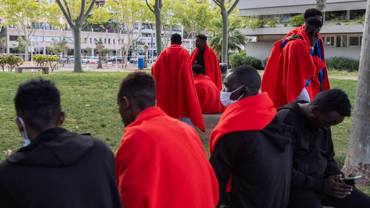 Sense aigua, menjar ni dutxa: migrants vulnerables arribats a Mallorca en pastera dormen al carrer